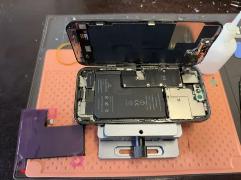 iPhone 14 Pro ouvert pendant le remplacement de la batterie