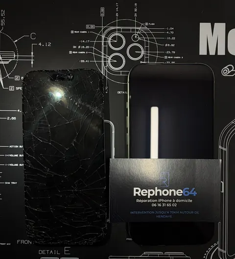 Écran d’iPhone brisé à côté du même iPhone avec un écran neuf
