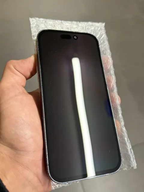 iPhone Pro avec un écran neuf, tenu en main