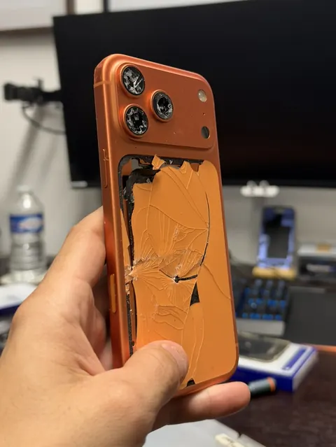 iPhone 17 Pro orange au dos en verre éclaté