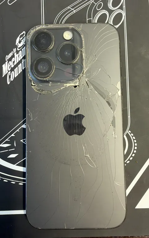 iPhone Pro noir à la vitre arrière éclatée autour des caméras