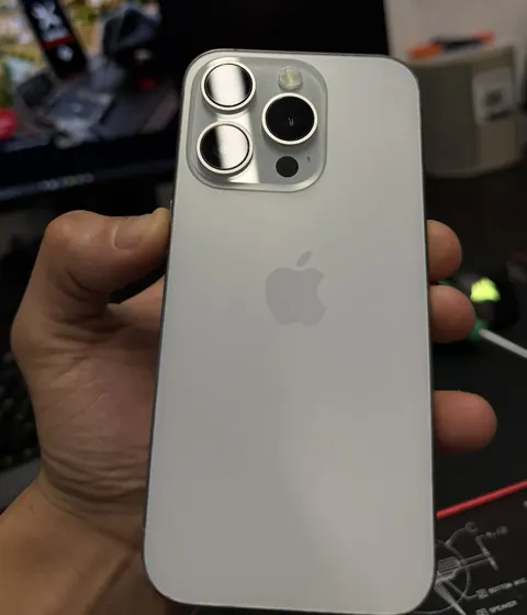 iPhone Pro blanc avec une vitre arrière neuve, tenu en main